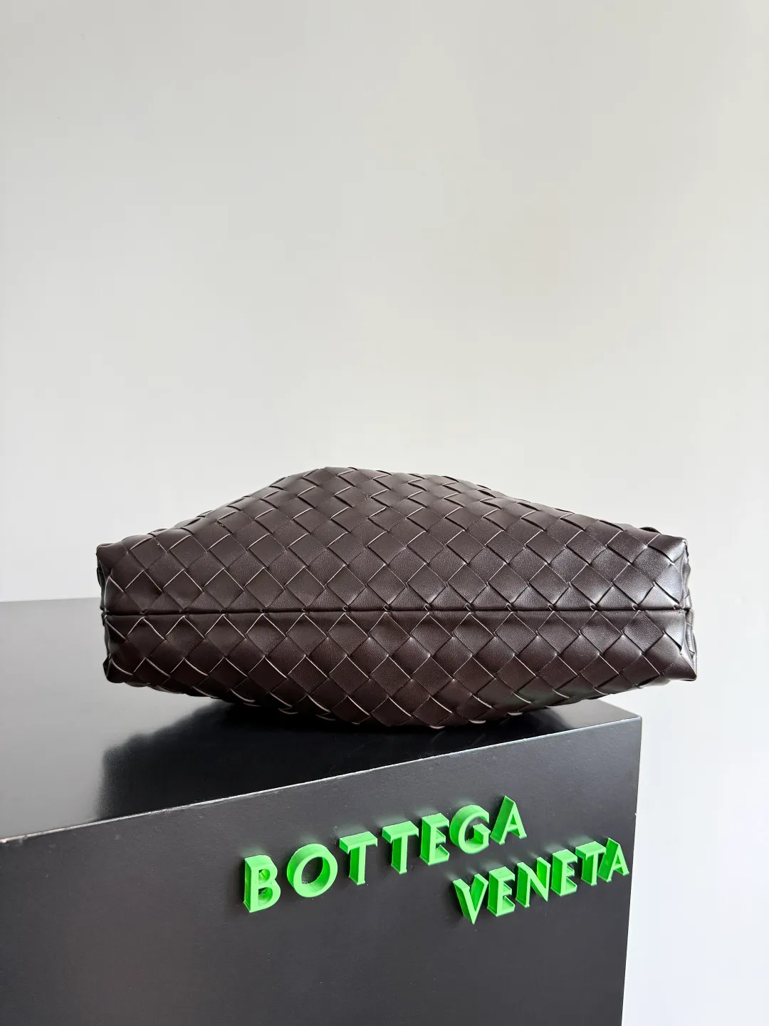 Batch 1680 BOTTEGA VENETA 2025 new women's Dustbag Notte clutch. Dustbag, which has been very popular since its launch, has a chain clause! ! The hand-carrying method is reminiscent of the classic bag type Pouch , light and elegant, the reserved drawstring design allows the bag to be used as an armpit bag, and the chain is longer, which is very suitable for sisters who like to free their hands and carry cross-body backpacks. No matter which way you carry it, you can change the back according to the occasion and your mood that day. It can make the overall outfit more fashionable🪄🪄The body of the bag has also been widened. It is the rainy season and the weather is hot. The bag can easily accommodate a small umbrella and water bottle. The lining is made of nylon, which is light and comfortable to carry, and is very suitable for summer use. Style number: 839394 Size: 33*19*8cm